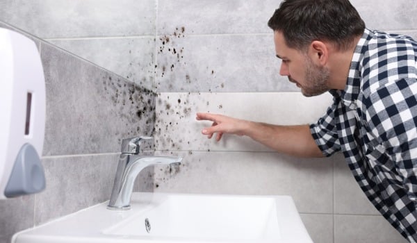 Usuwanie czarnej pleśni z silikonu — jak zrobić to skutecznie?